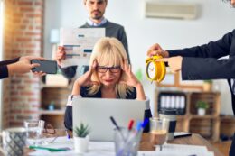Symbolbild für hohe Arbeitsbelastung und Stress